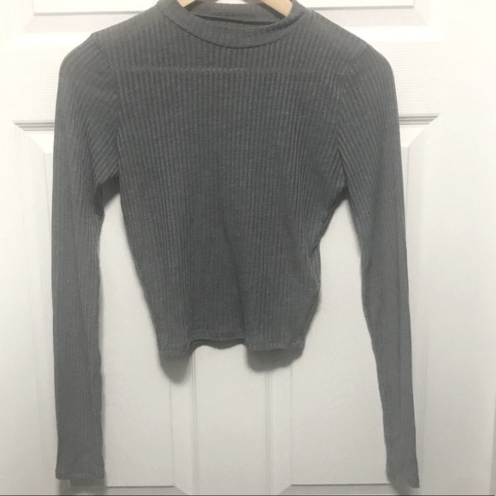 Hollister Long-Sleeves Grey Turtleneck Top. S